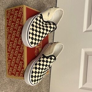 BRAND NEW 8.5 woman’s Vans